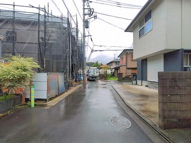 前面道路を含めた現地写真です。
