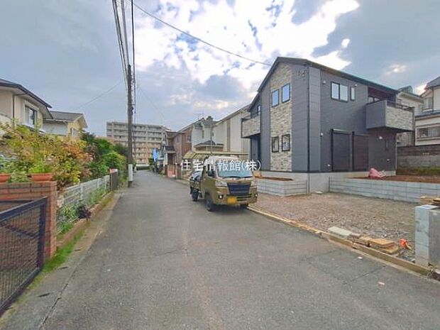 前面道路を含めた現地写真です。