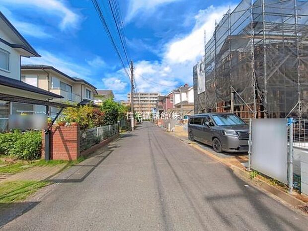 前面道路を含めた現地写真です。
