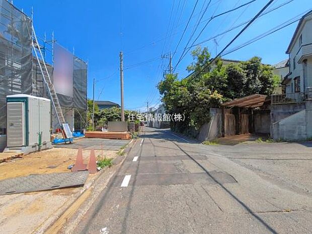 前面道路を含めた現地写真です。