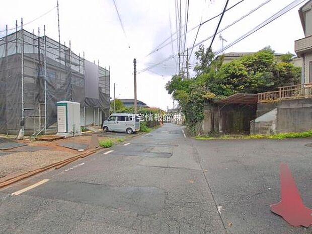 前面道路を含めた現地写真です。