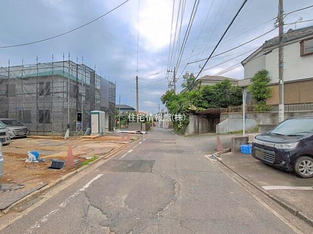 前面道路を含めた現地写真です。