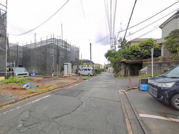 前面道路を含めた現地写真です。