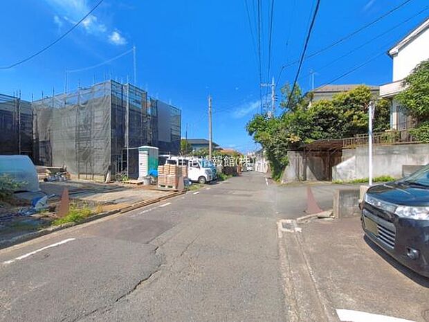 前面道路を含めた現地写真です。