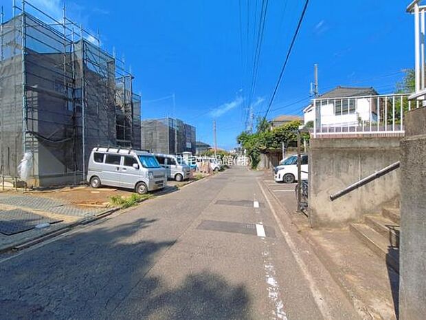 前面道路を含めた現地写真です。