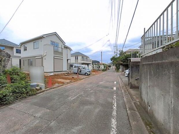 前面道路を含めた現地写真です。