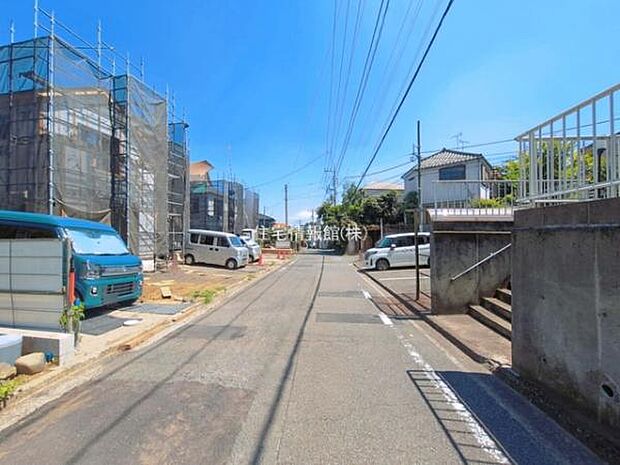 前面道路を含めた現地写真です。