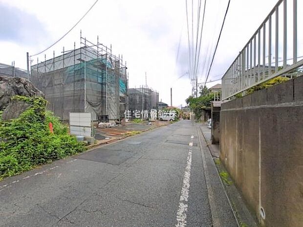 前面道路を含めた現地写真です。