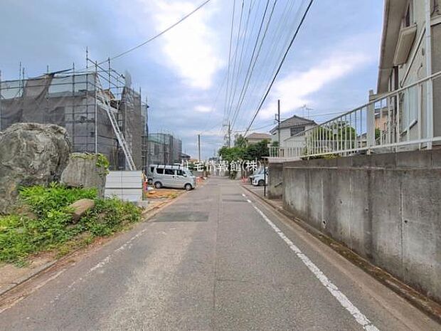 前面道路を含めた現地写真です。