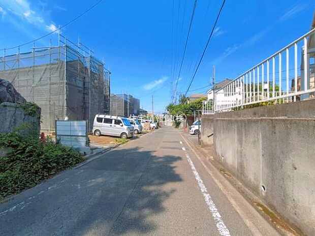 前面道路を含めた現地写真です。