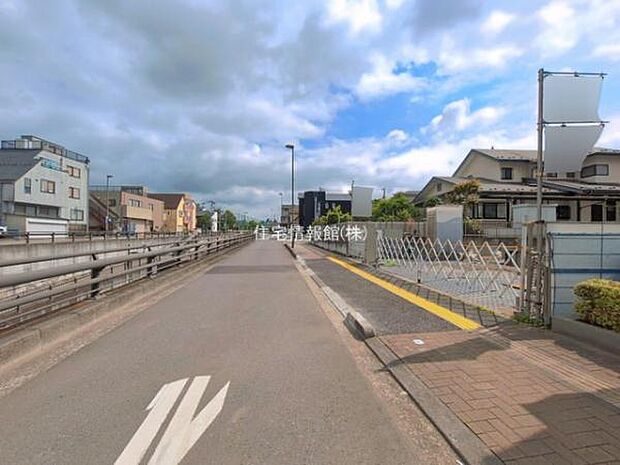 前面道路を含めた現地写真です。