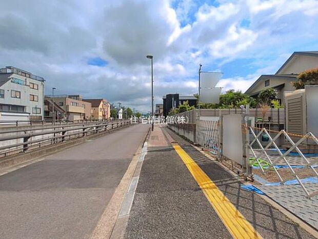 前面道路を含めた現地写真です。