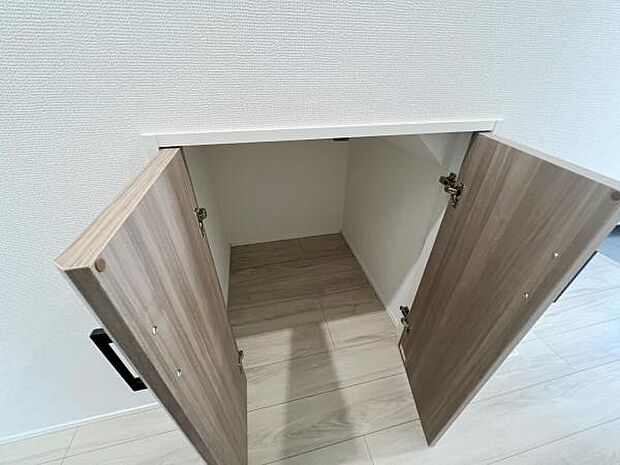 いつでもお部屋をスッキリお使い頂ける収納スペースを設置。