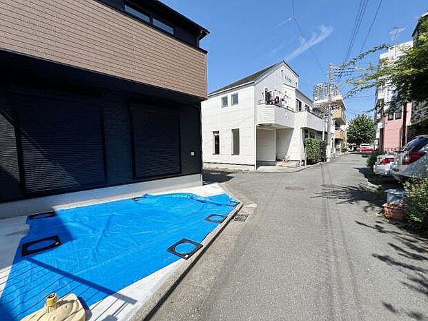 前面道路を含めた現地写真です。