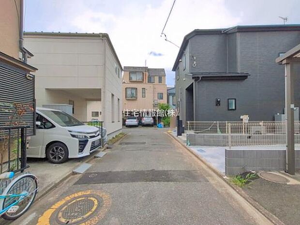 前面道路を含めた現地写真です。