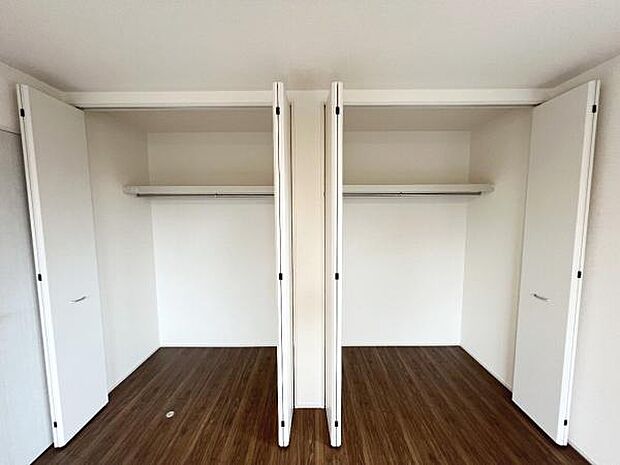 いつでもお部屋をスッキリお使い頂ける収納スペースを設置。