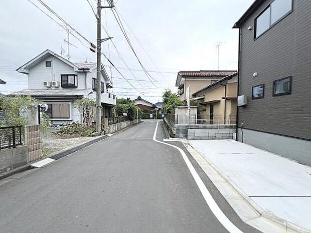 前面道路を含めた現地写真です。