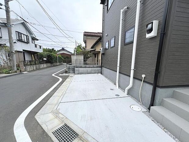 駐車場ももちろん完備しておりますのでお車所有の方にも心強いです。