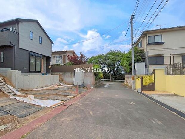 前面道路を含めた現地写真です。