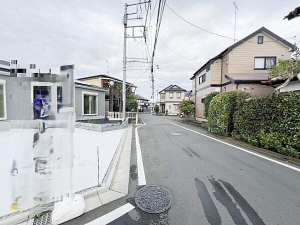 前面道路です。周辺の交通量は少なめです。