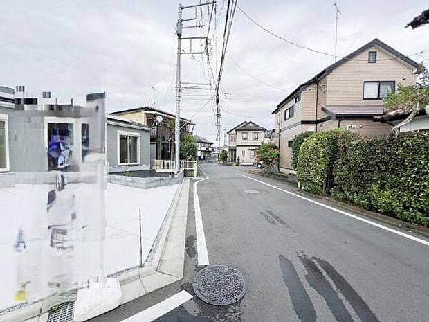 前面道路です。周辺の交通量は少なめです。