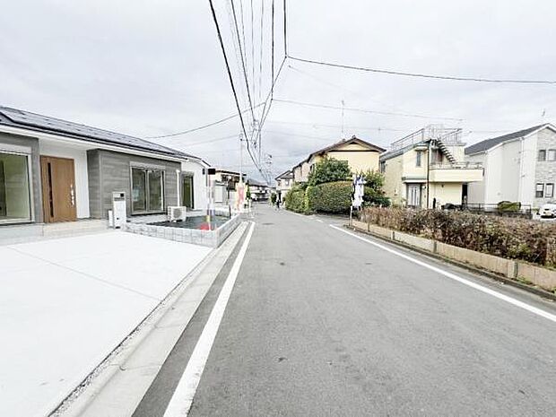 前面道路です。周辺の交通量は少なめです。