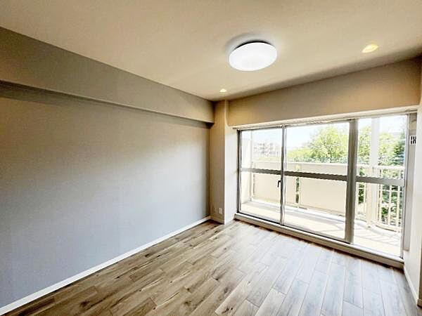 家族団らんの場所としてゆったりと居心地の良いリビングです。