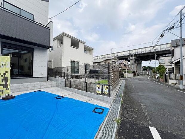 前面道路を含めた現地写真です。
