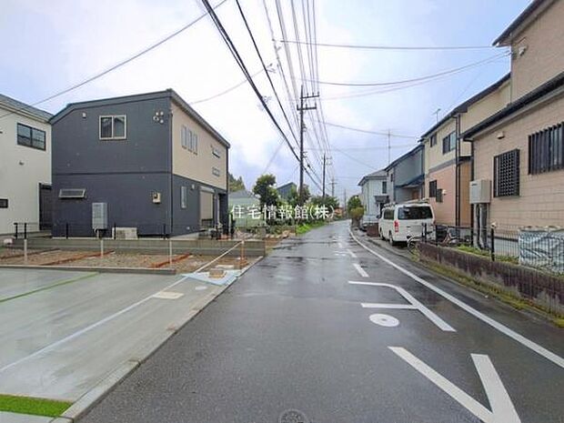 前面道路を含めた現地写真です。