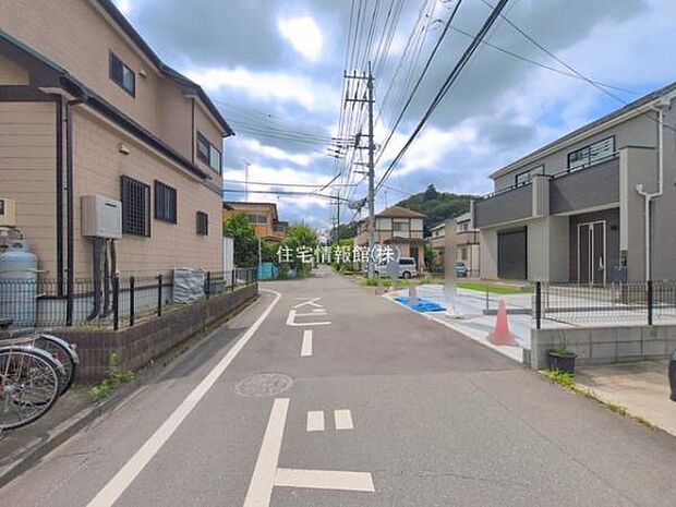 前面道路を含めた現地写真です。
