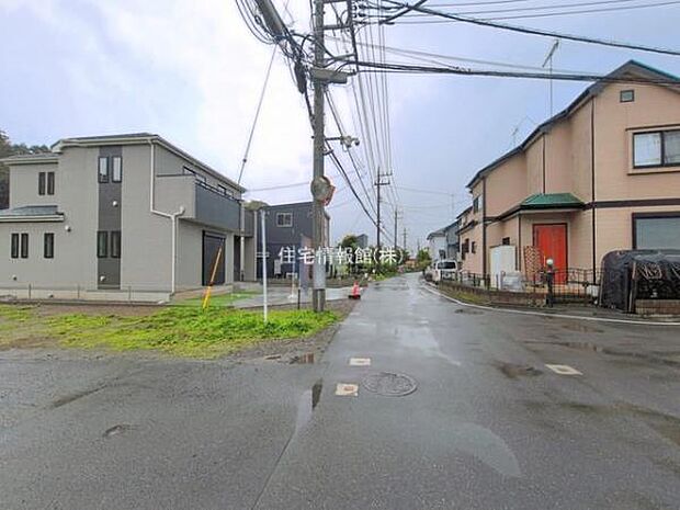 前面道路を含めた現地写真です。