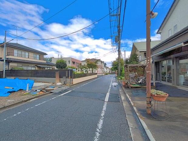 前面道路を含めた現地写真です。