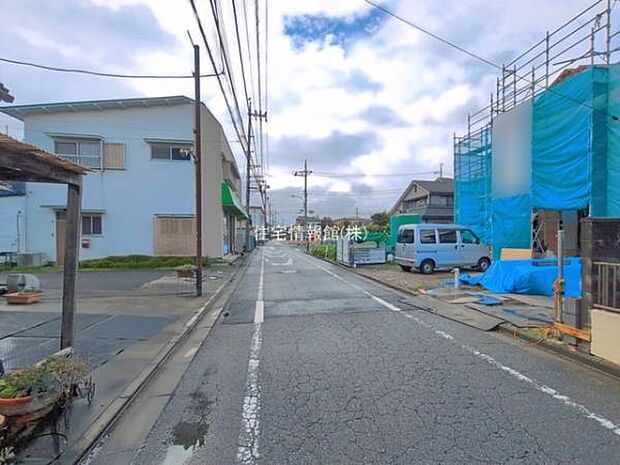 前面道路を含めた現地写真です。