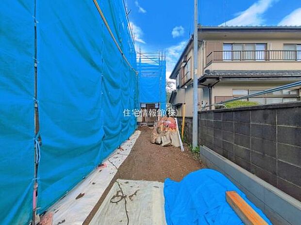 前面道路を含めた現地写真です。