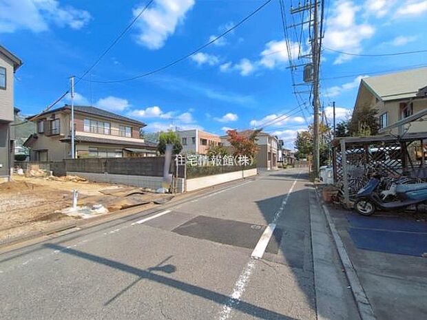 前面道路を含めた現地写真です。
