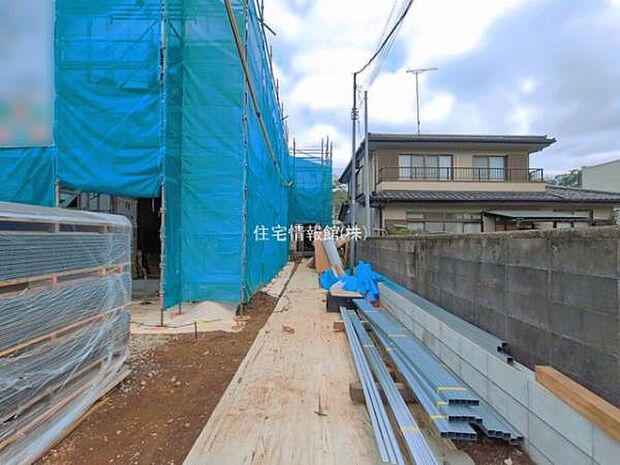 前面道路を含めた現地写真です。