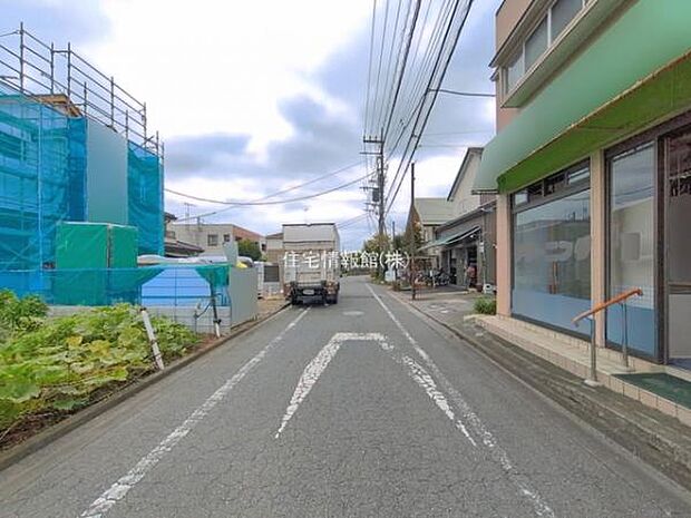 前面道路を含めた現地写真です。