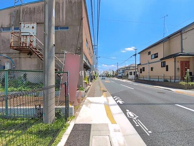 前面道路を含めた現地写真です。