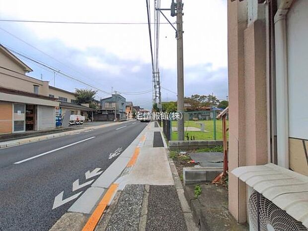 前面道路を含めた現地写真です。