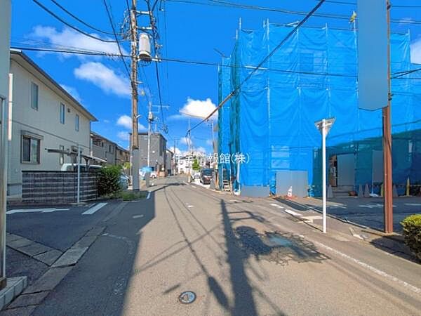 前面道路を含めた現地写真です。