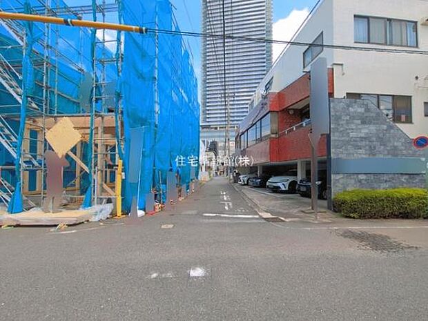 前面道路を含めた現地写真です。