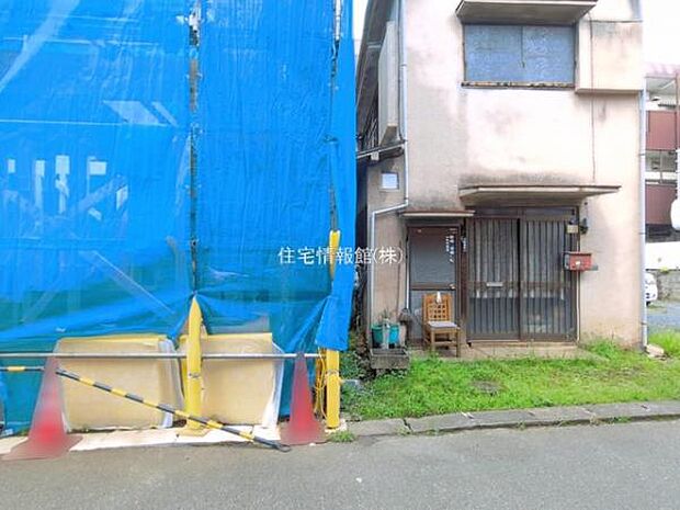 前面道路を含めた現地写真です。