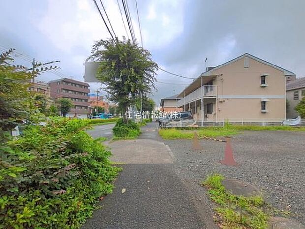 前面道路を含めた現地写真です。
