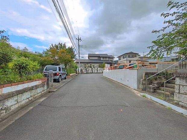 前面道路を含めた現地写真です。