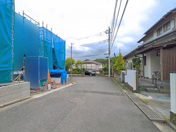 前面道路を含めた現地写真です。