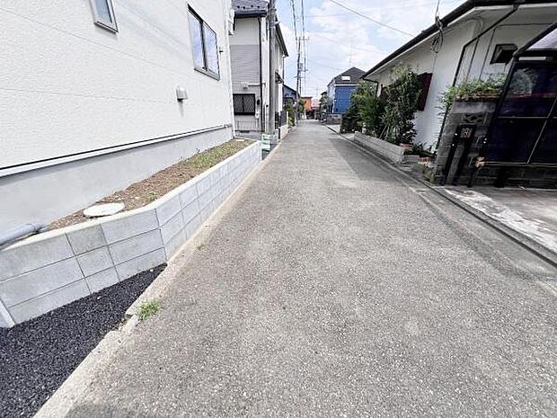 前面道路です。周辺の交通量は少なめです。