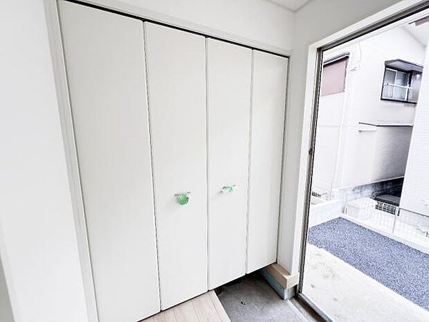 玄関には大容量のシューズボックス付です。