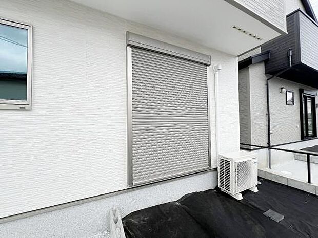 雨戸シャッター付きで、防災・防犯に心強いですね。