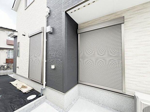 雨戸シャッター付きで、防災・防犯に心強いですね。