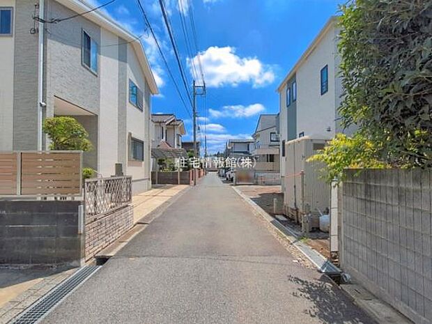 前面道路を含めた現地写真です。